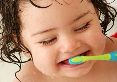 Làm thế nào để làm sạch răng cho bé?